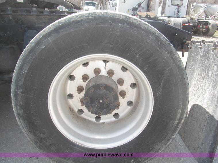 image for item F7343 2000 Freightliner FLD120 semi truck