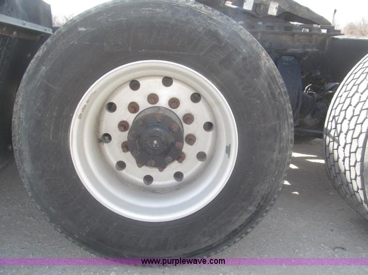 image for item F7343 2000 Freightliner FLD120 semi truck