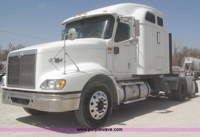 image for item F7344 2007 International 9400i semi truck