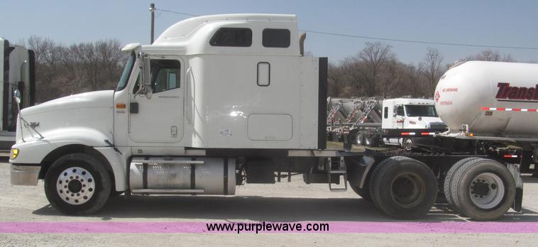 image for item F7344 2007 International 9400i semi truck