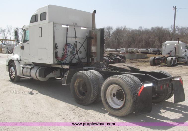 image for item F7344 2007 International 9400i semi truck