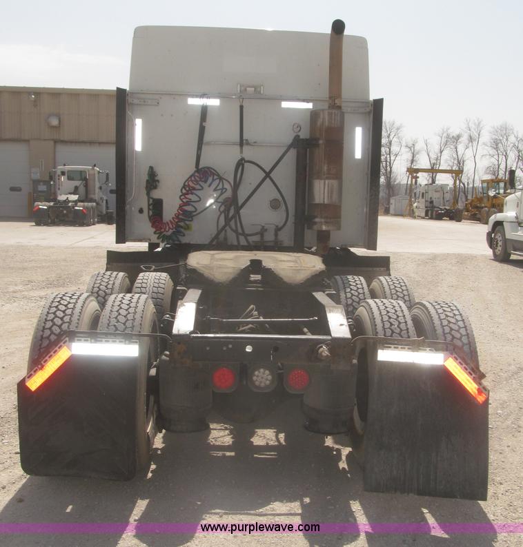 image for item F7344 2007 International 9400i semi truck