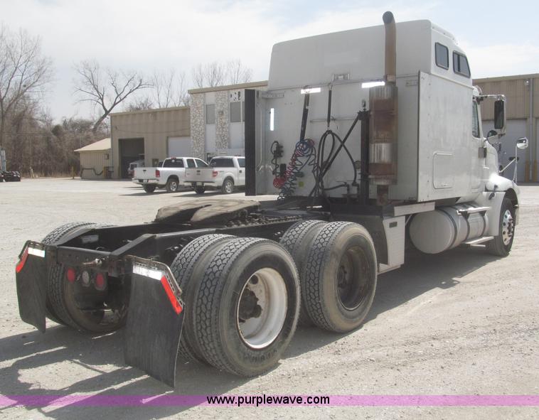 image for item F7344 2007 International 9400i semi truck