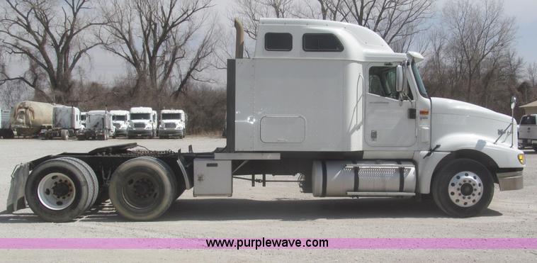 image for item F7344 2007 International 9400i semi truck