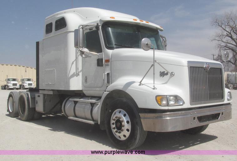 image for item F7344 2007 International 9400i semi truck