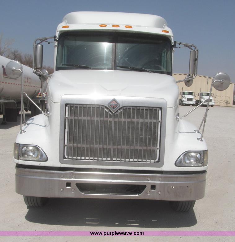 image for item F7344 2007 International 9400i semi truck