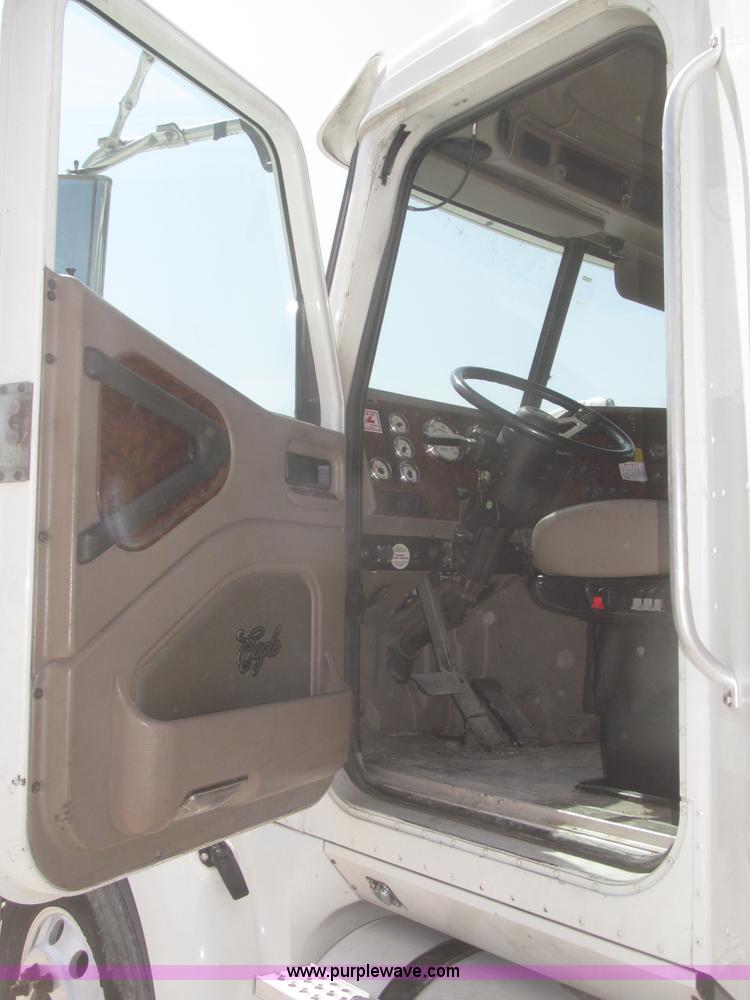 image for item F7344 2007 International 9400i semi truck