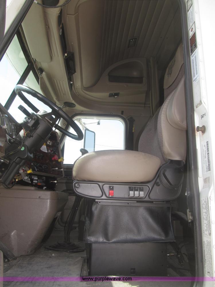 image for item F7344 2007 International 9400i semi truck