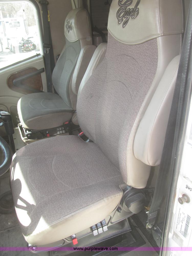 image for item F7344 2007 International 9400i semi truck