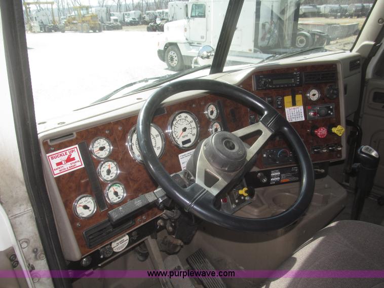 image for item F7344 2007 International 9400i semi truck