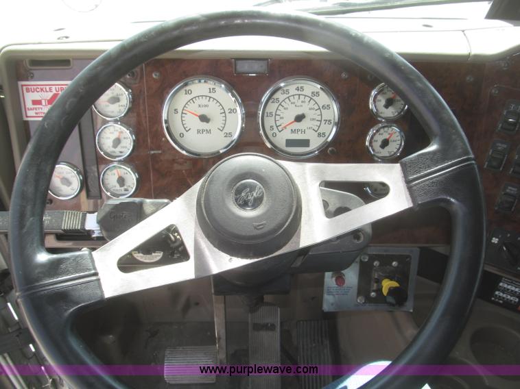 image for item F7344 2007 International 9400i semi truck