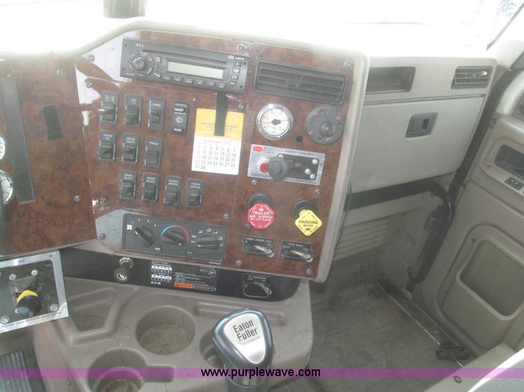 image for item F7344 2007 International 9400i semi truck