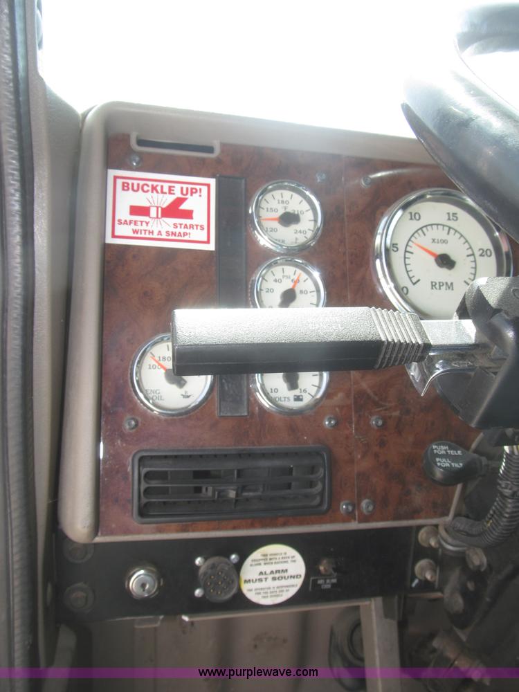 image for item F7344 2007 International 9400i semi truck