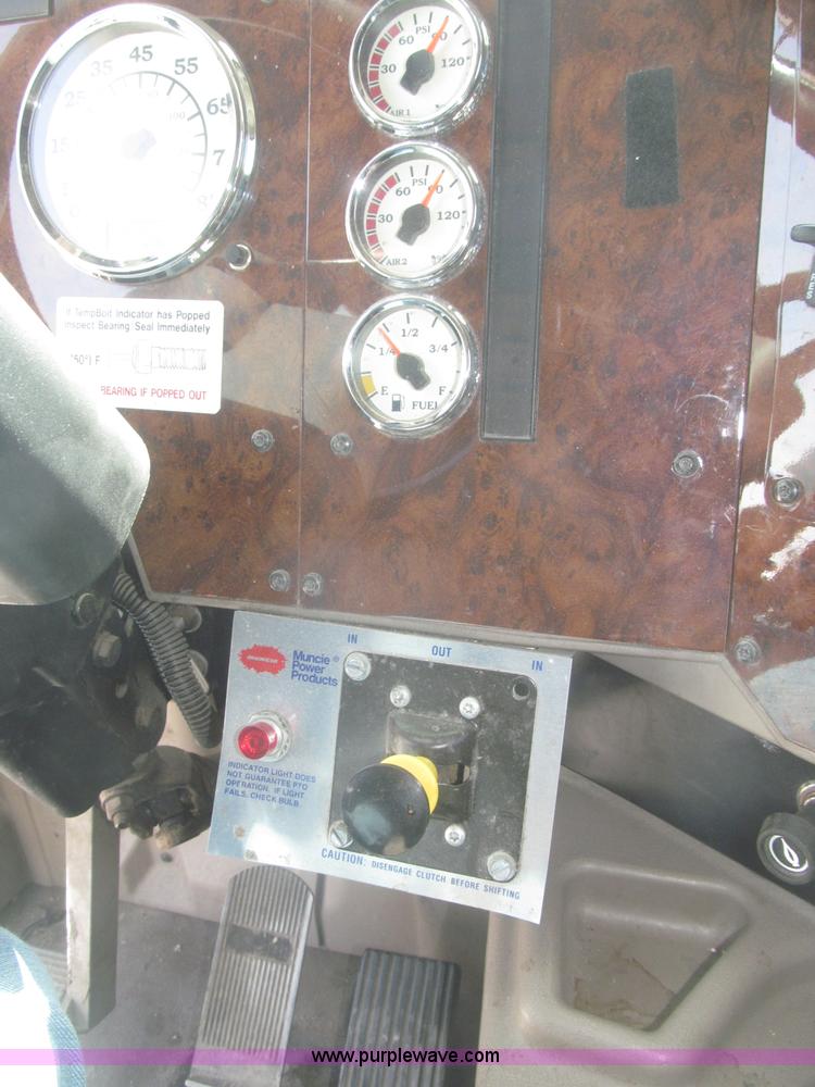 image for item F7344 2007 International 9400i semi truck