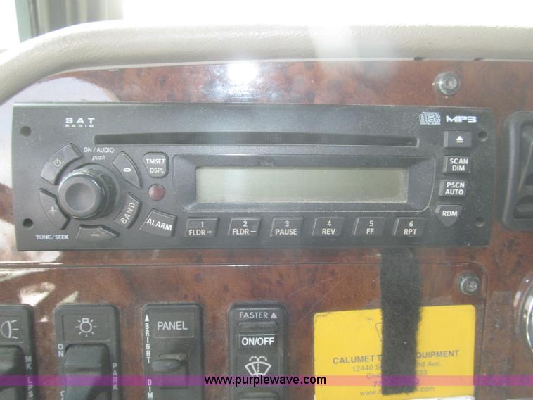 image for item F7344 2007 International 9400i semi truck