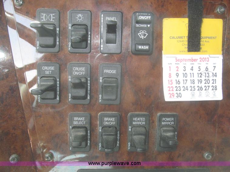 image for item F7344 2007 International 9400i semi truck