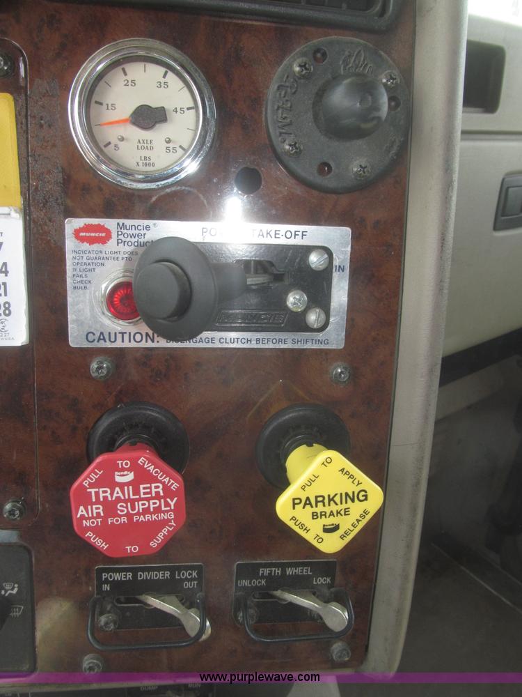 image for item F7344 2007 International 9400i semi truck