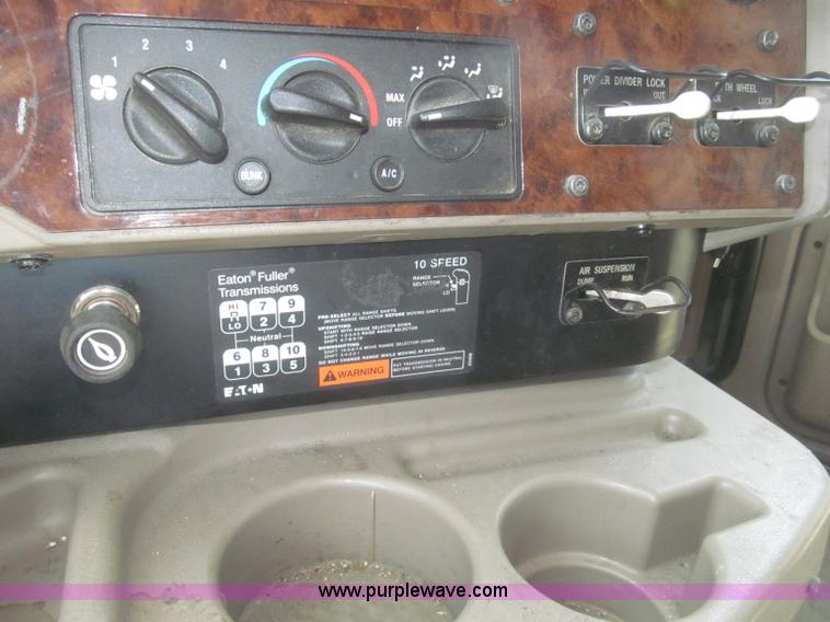 image for item F7344 2007 International 9400i semi truck