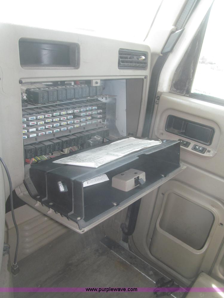 image for item F7344 2007 International 9400i semi truck