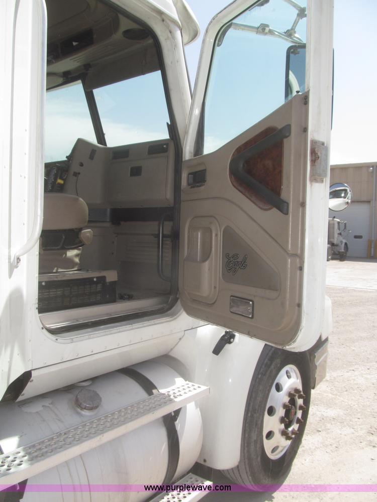 image for item F7344 2007 International 9400i semi truck