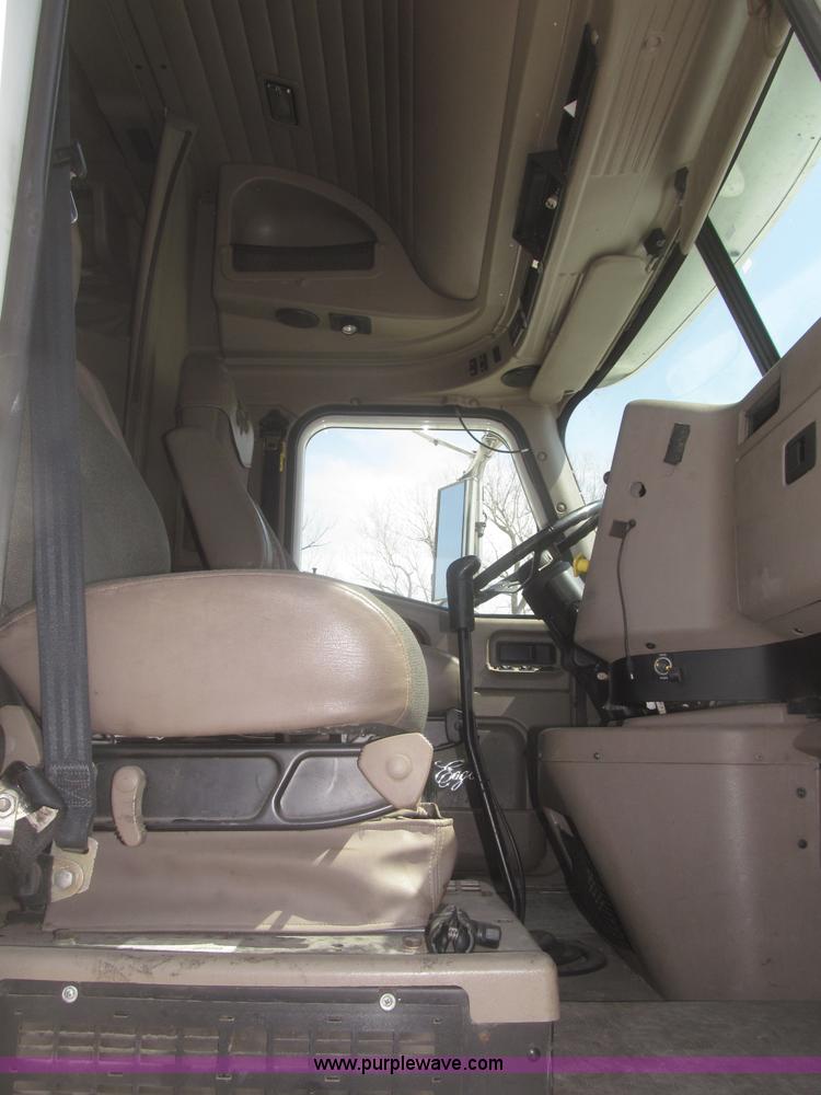 image for item F7344 2007 International 9400i semi truck