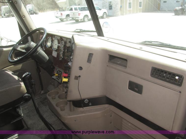 image for item F7344 2007 International 9400i semi truck