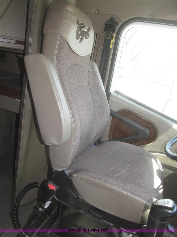 image for item F7344 2007 International 9400i semi truck