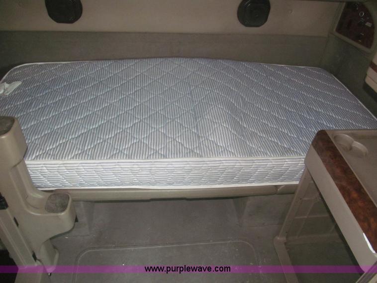 image for item F7344 2007 International 9400i semi truck