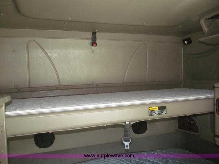 image for item F7344 2007 International 9400i semi truck