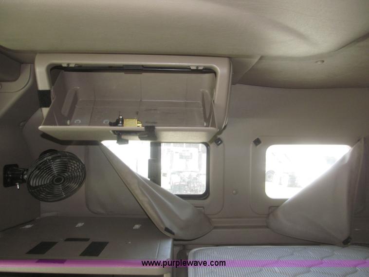 image for item F7344 2007 International 9400i semi truck