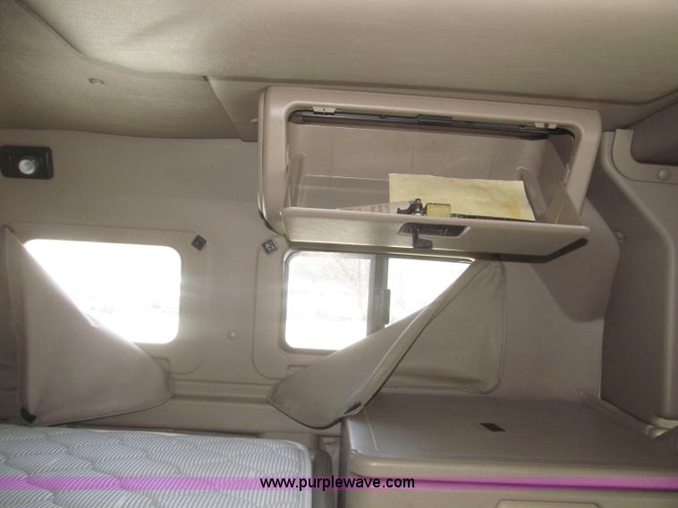 image for item F7344 2007 International 9400i semi truck