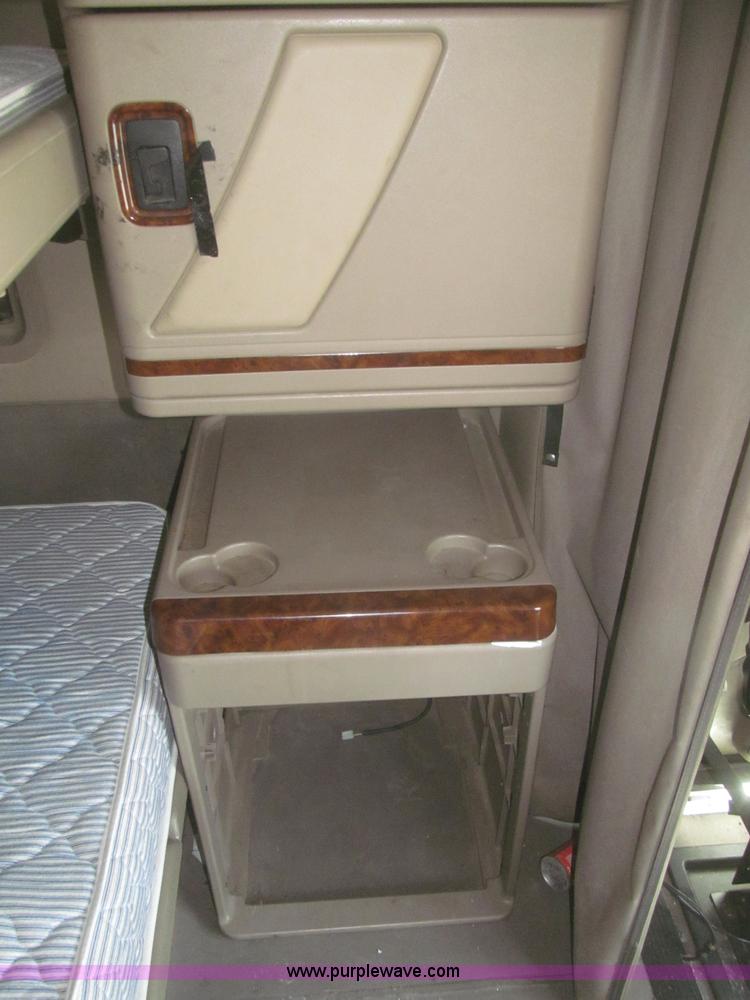 image for item F7344 2007 International 9400i semi truck