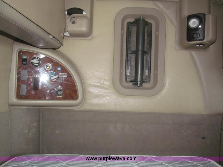 image for item F7344 2007 International 9400i semi truck