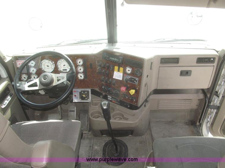 image for item F7344 2007 International 9400i semi truck