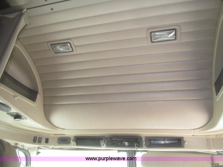 image for item F7344 2007 International 9400i semi truck