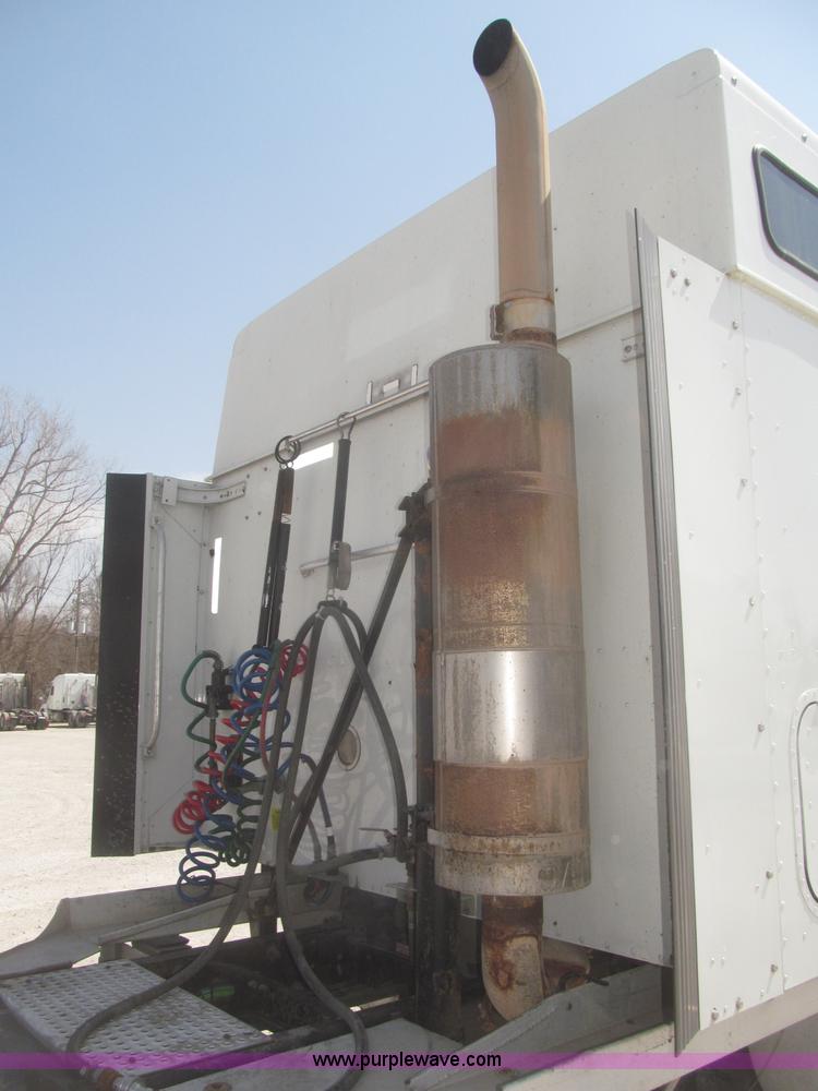 image for item F7344 2007 International 9400i semi truck