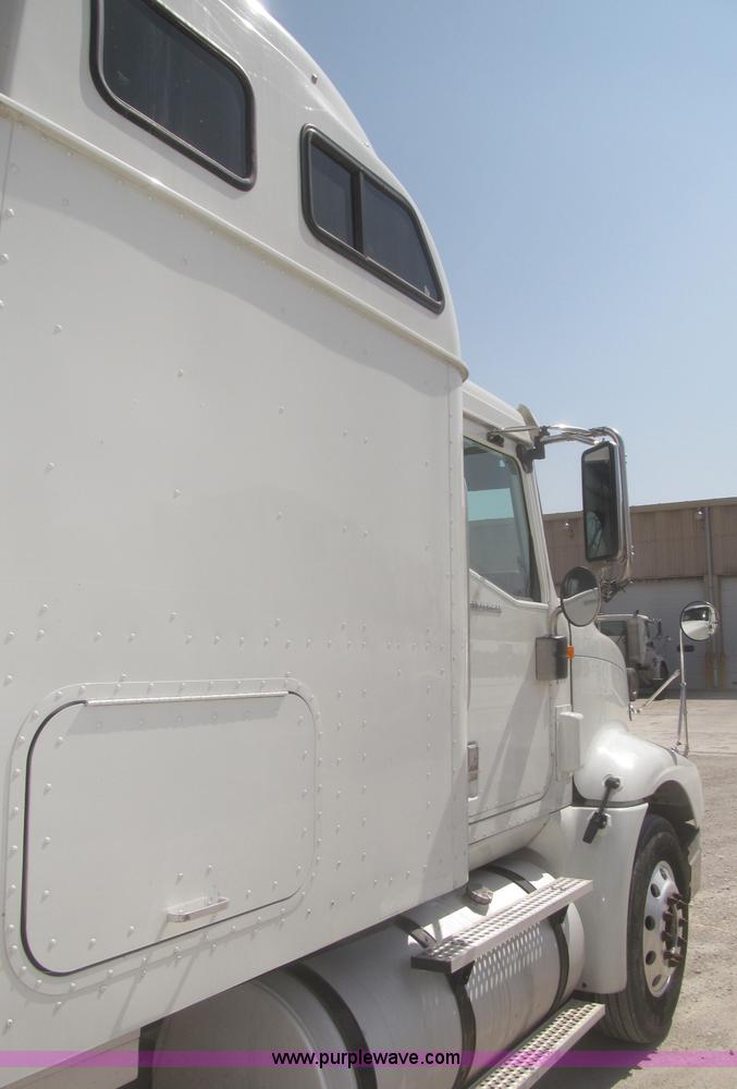 image for item F7344 2007 International 9400i semi truck
