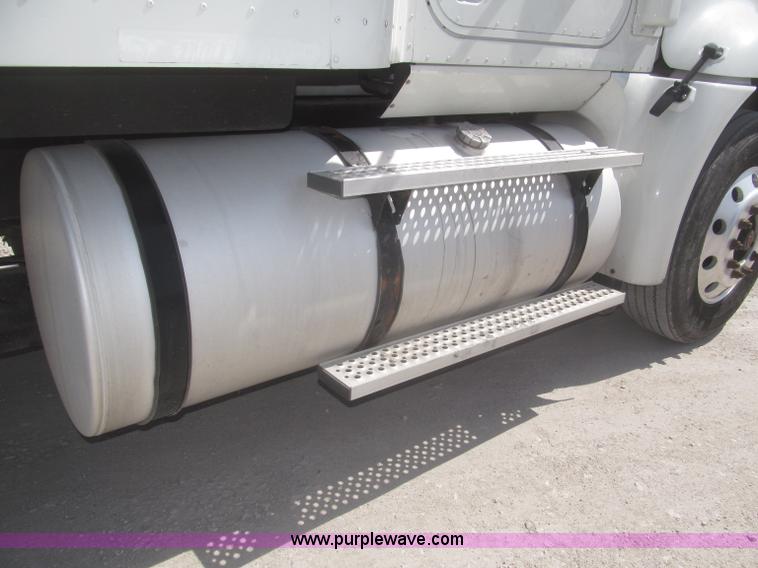 image for item F7344 2007 International 9400i semi truck