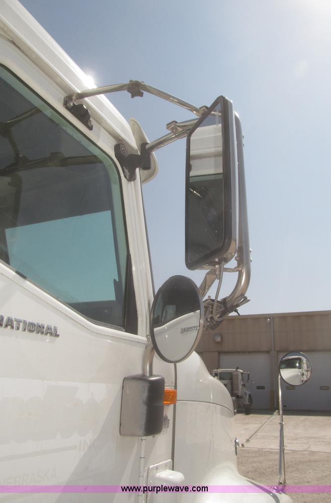 image for item F7344 2007 International 9400i semi truck