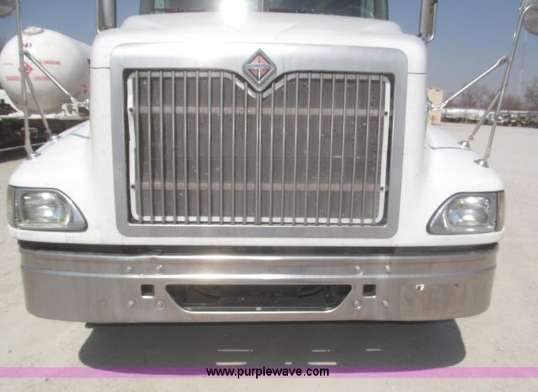 image for item F7344 2007 International 9400i semi truck