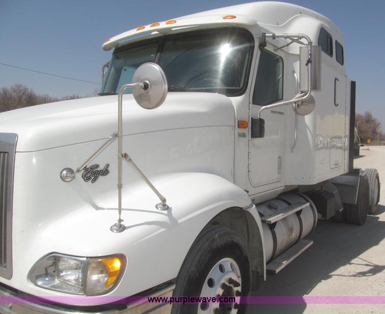 image for item F7344 2007 International 9400i semi truck