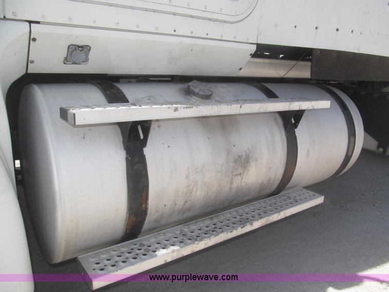 image for item F7344 2007 International 9400i semi truck