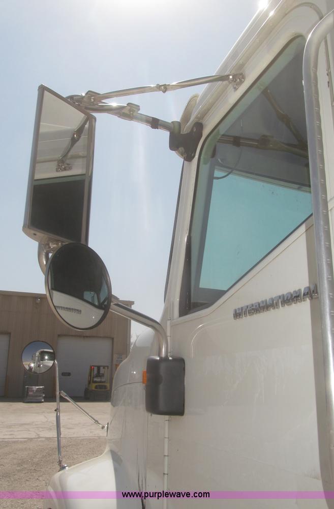 image for item F7344 2007 International 9400i semi truck