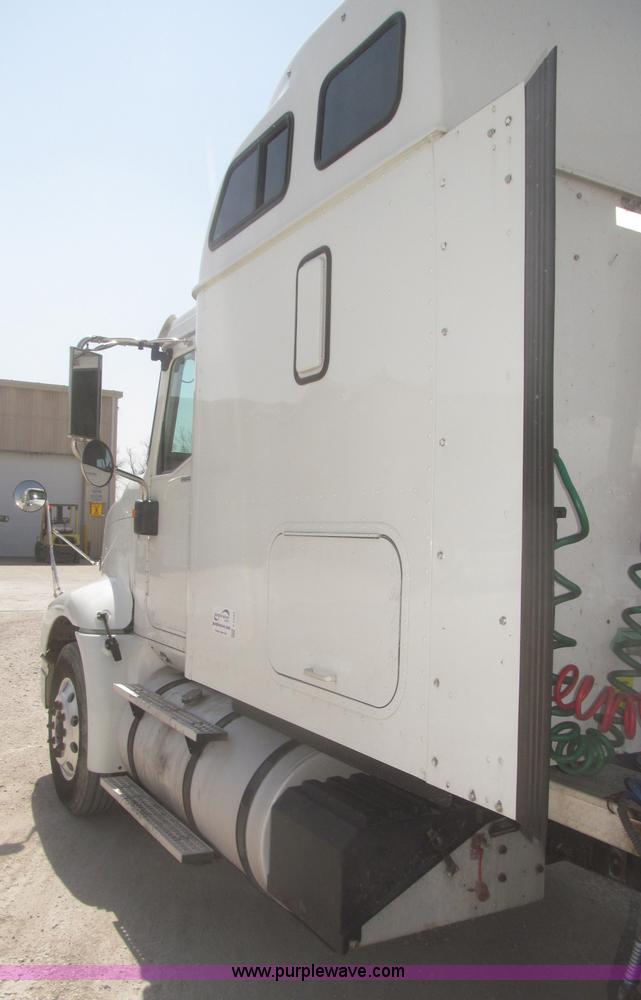 image for item F7344 2007 International 9400i semi truck