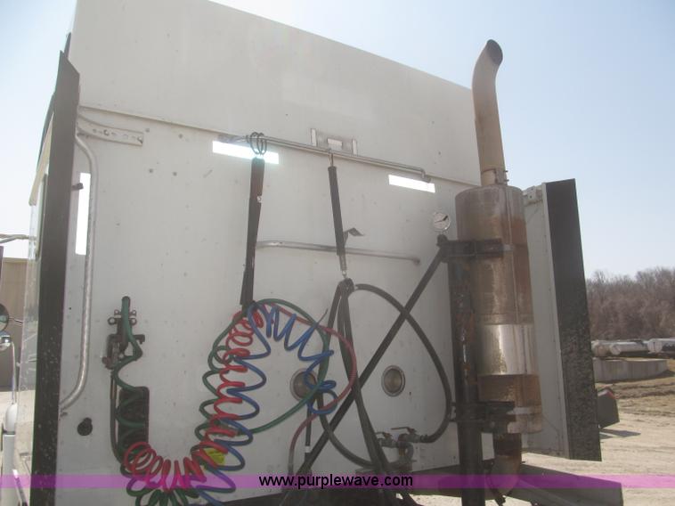 image for item F7344 2007 International 9400i semi truck