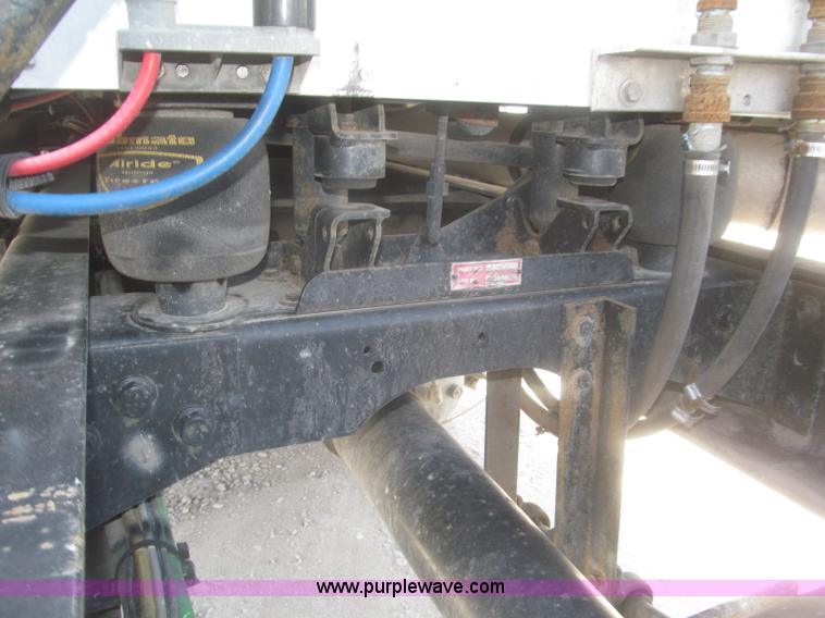 image for item F7344 2007 International 9400i semi truck