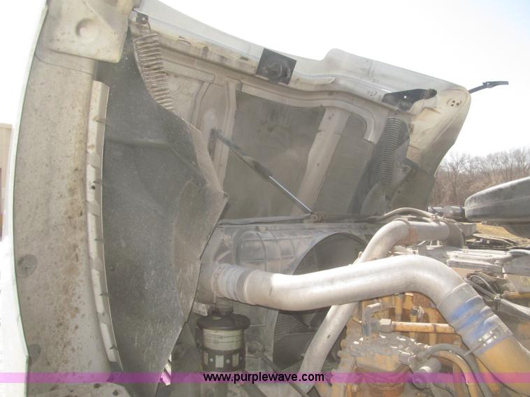 image for item F7344 2007 International 9400i semi truck