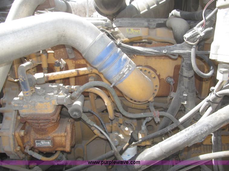 image for item F7344 2007 International 9400i semi truck