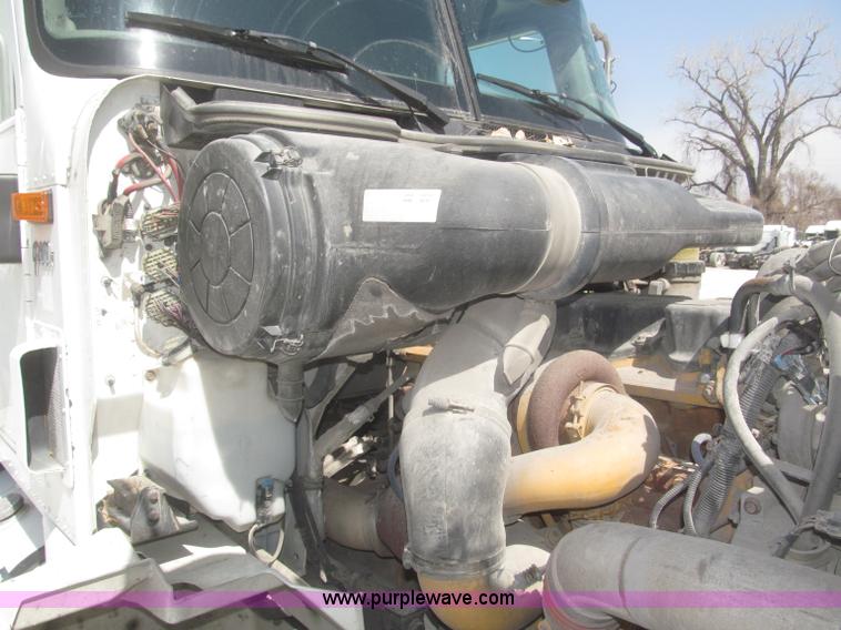 image for item F7344 2007 International 9400i semi truck