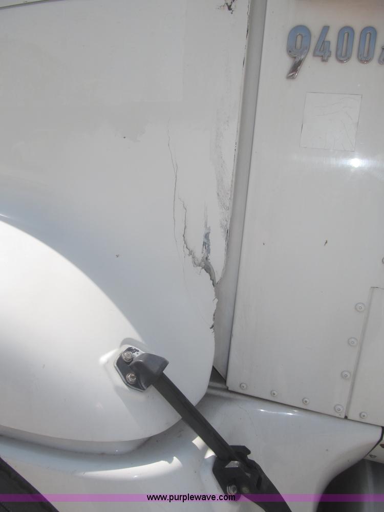 image for item F7344 2007 International 9400i semi truck